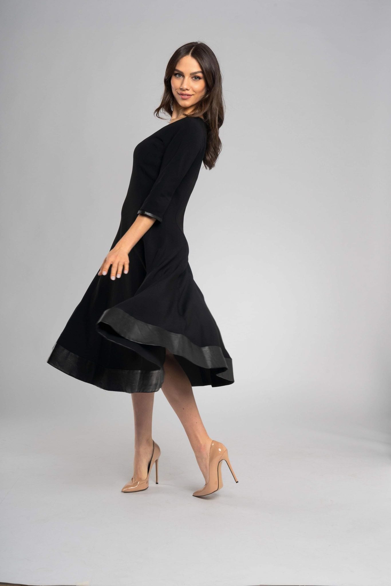 Robe mi-longue noire Giove - Style moderne et élégance féminine