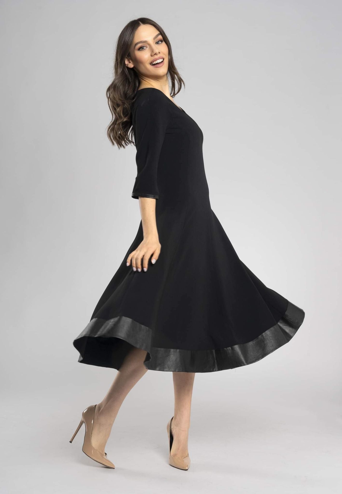 Robe mi-longue noire Giove - Style moderne et élégance féminine