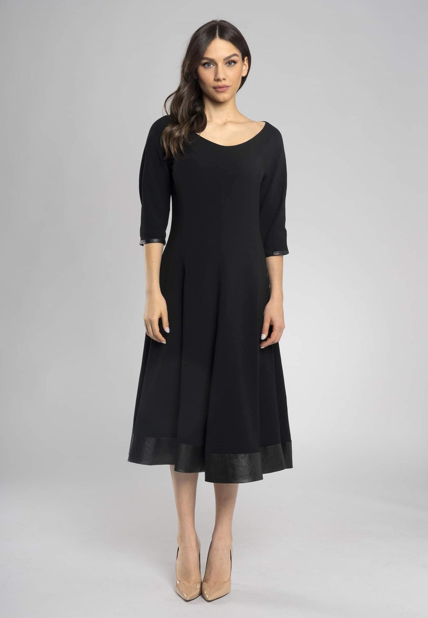 Robe mi-longue noire Giove - Style moderne et élégance féminine