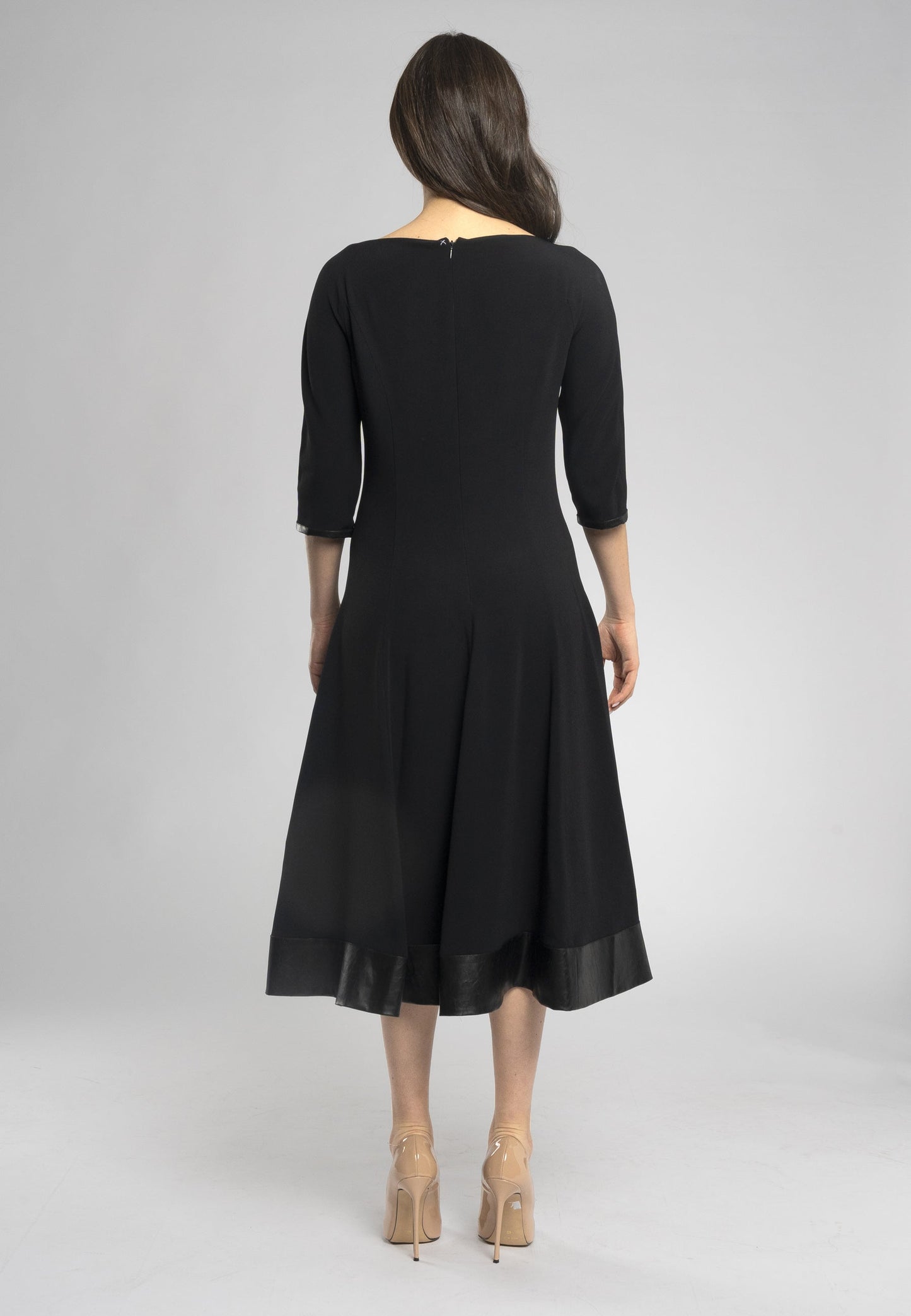 Robe mi-longue noire Giove - Style moderne et élégance féminine