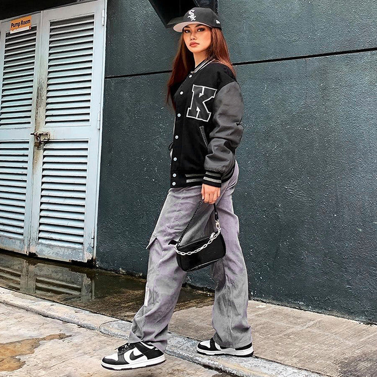Veste style baseball femme manches en cuir | Veste varsity automne hiver femme | Blouson universitaire féminin tendance | Veste chaude avec manches contrastantes pour femme | Veste rétro femme look décontracté | Manteau femme inspiration collège américain | Blouson femme mode sport chic | Veste doublée femme style universitaire | Veste casual à boutons pression femme | Veste oversize femme manches imitation cuir
