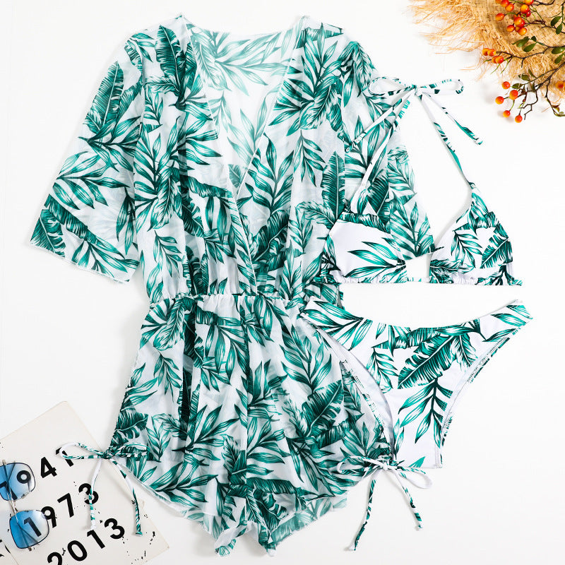 Ensemble bikini 3 pièces pour femme | Bikini élégant avec robe de plage assortie | Haut et bas de bikini ajustés pour un confort optimal | Ensemble de maillot de bain pour femme, parfait pour la plage | Bikini 3 pièces avec design féminin et moderne | Maillot de bain stylé pour des vacances au soleil | Bikini avec robe légère pour une couverture supplémentaire | Maillot de bain confortable, idéal pour l'été | Ensemble de bikini pour femme avec coupe ajustée | Maillot de bain 3 pièces élégant et polyvalent p