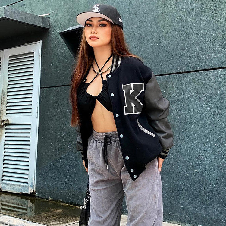 Veste style baseball femme manches en cuir | Veste varsity automne hiver femme | Blouson universitaire féminin tendance | Veste chaude avec manches contrastantes pour femme | Veste rétro femme look décontracté | Manteau femme inspiration collège américain | Blouson femme mode sport chic | Veste doublée femme style universitaire | Veste casual à boutons pression femme | Veste oversize femme manches imitation cuir