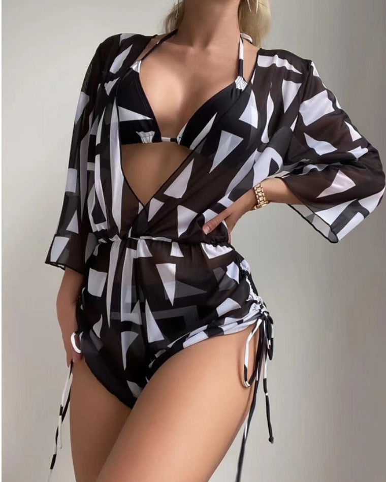 Ensemble bikini 3 pièces pour femme | Bikini élégant avec robe de plage assortie | Haut et bas de bikini ajustés pour un confort optimal | Ensemble de maillot de bain pour femme, parfait pour la plage | Bikini 3 pièces avec design féminin et moderne | Maillot de bain stylé pour des vacances au soleil | Bikini avec robe légère pour une couverture supplémentaire | Maillot de bain confortable, idéal pour l'été | Ensemble de bikini pour femme avec coupe ajustée | Maillot de bain 3 pièces élégant et polyvalent p