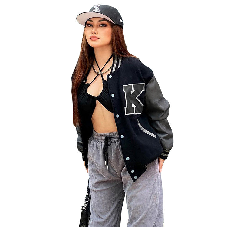 Veste style baseball femme manches en cuir | Veste varsity automne hiver femme | Blouson universitaire féminin tendance | Veste chaude avec manches contrastantes pour femme | Veste rétro femme look décontracté | Manteau femme inspiration collège américain | Blouson femme mode sport chic | Veste doublée femme style universitaire | Veste casual à boutons pression femme | Veste oversize femme manches imitation cuir