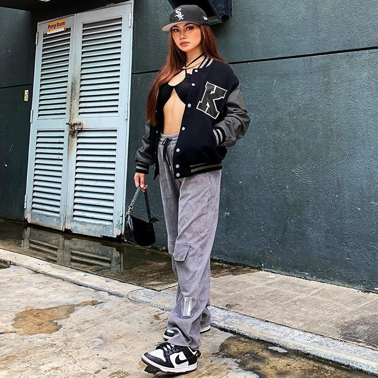 Veste style baseball femme manches en cuir | Veste varsity automne hiver femme | Blouson universitaire féminin tendance | Veste chaude avec manches contrastantes pour femme | Veste rétro femme look décontracté | Manteau femme inspiration collège américain | Blouson femme mode sport chic | Veste doublée femme style universitaire | Veste casual à boutons pression femme | Veste oversize femme manches imitation cuir