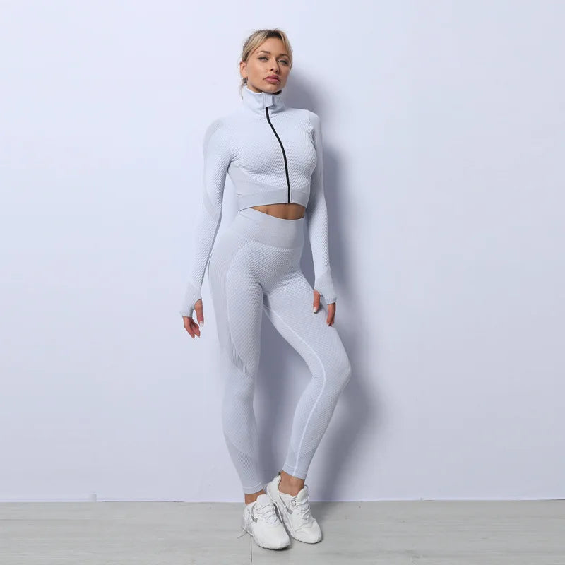 Ensemble survêtement femme 3 pièces avec legging taille haute et veste zippée | Ensemble athleisure élégant avec haut court, legging et veste zippée | Ensemble legging taille haute et haut court pour femmes actives | Survêtement 3 pièces confortable et respirant pour l'entraînement | Ensemble survêtement femme polyvalent pour la salle de sport et le quotidien | Tenue tendance avec veste zippée et legging pour femmes | Ensemble activewear 3 pièces élégant avec legging taille haute | Ensemble athleisure flatt