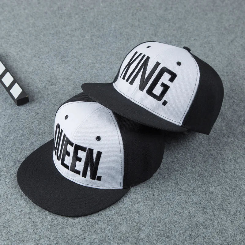 Casquette de baseball unisexe avec broderie "Roi" et "Reine" | Casquette en coton ajustable pour hommes et femmes | Casquette de baseball brodée avec design royal | Casquette décontractée unisexe avec sangle ajustable | Casquette de sport extérieure avec broderie "Roi" et "Reine" | Casquette en coton confortable pour protection solaire | Casquette de baseball stylée pour hommes et femmes | Casquette de baseball ajustable pour un style décontracté | Casquette unisexe brodée royale pour un usage quotidien | C