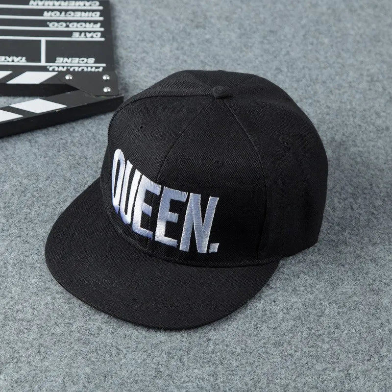 Casquette de baseball unisexe avec broderie "Roi" et "Reine" | Casquette en coton ajustable pour hommes et femmes | Casquette de baseball brodée avec design royal | Casquette décontractée unisexe avec sangle ajustable | Casquette de sport extérieure avec broderie "Roi" et "Reine" | Casquette en coton confortable pour protection solaire | Casquette de baseball stylée pour hommes et femmes | Casquette de baseball ajustable pour un style décontracté | Casquette unisexe brodée royale pour un usage quotidien | C