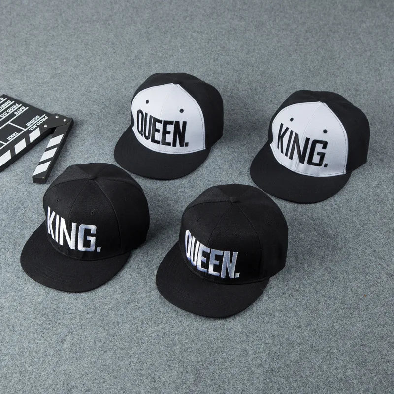 Casquette de baseball unisexe avec broderie "Roi" et "Reine" | Casquette en coton ajustable pour hommes et femmes | Casquette de baseball brodée avec design royal | Casquette décontractée unisexe avec sangle ajustable | Casquette de sport extérieure avec broderie "Roi" et "Reine" | Casquette en coton confortable pour protection solaire | Casquette de baseball stylée pour hommes et femmes | Casquette de baseball ajustable pour un style décontracté | Casquette unisexe brodée royale pour un usage quotidien | C