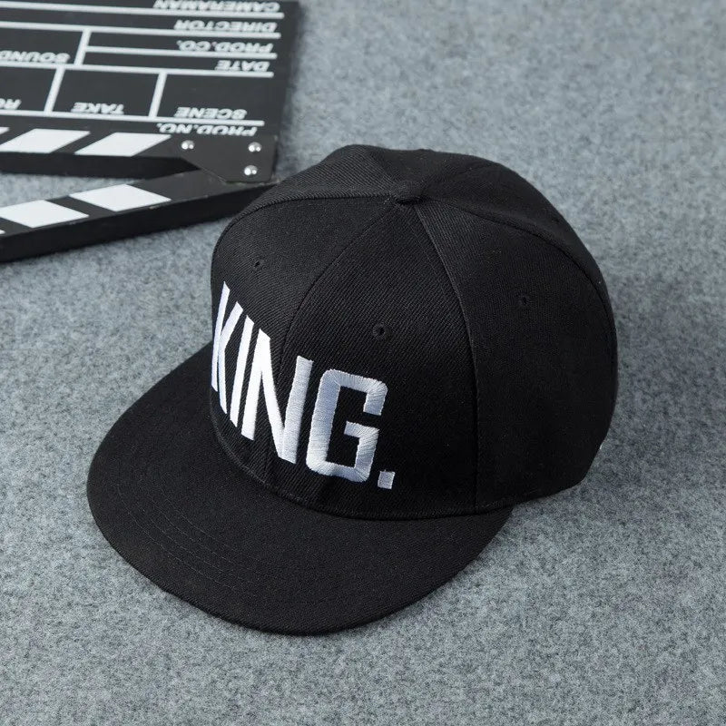 Casquette de baseball unisexe avec broderie "Roi" et "Reine" | Casquette en coton ajustable pour hommes et femmes | Casquette de baseball brodée avec design royal | Casquette décontractée unisexe avec sangle ajustable | Casquette de sport extérieure avec broderie "Roi" et "Reine" | Casquette en coton confortable pour protection solaire | Casquette de baseball stylée pour hommes et femmes | Casquette de baseball ajustable pour un style décontracté | Casquette unisexe brodée royale pour un usage quotidien | C