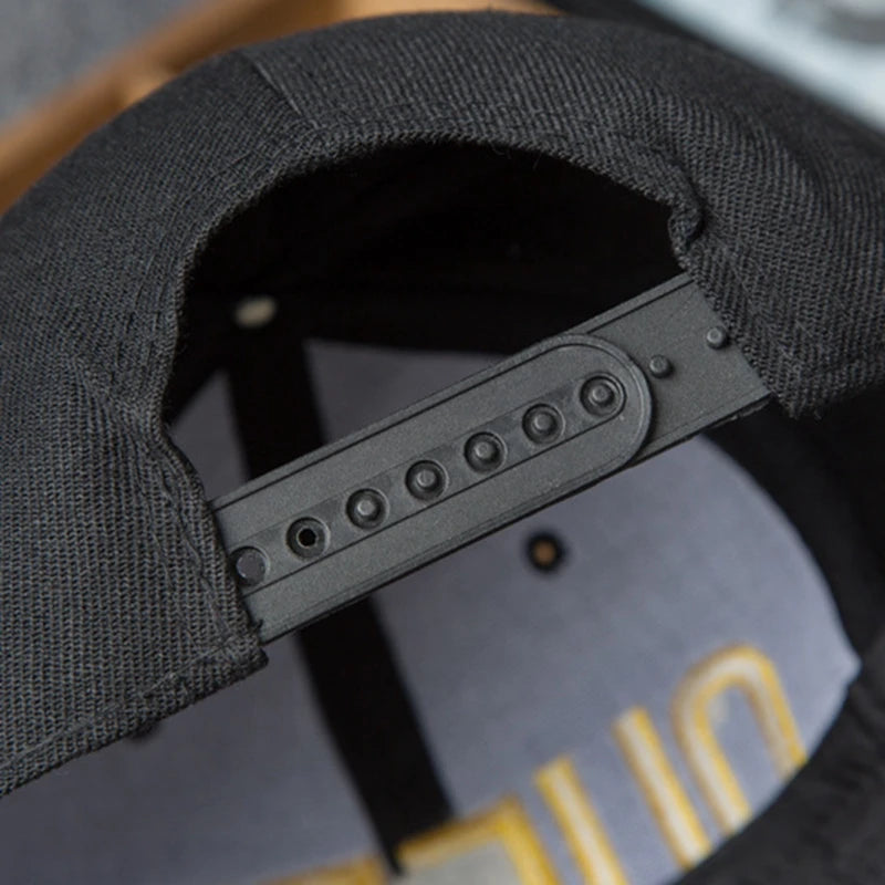 Casquette de baseball unisexe avec broderie "Roi" et "Reine" | Casquette en coton ajustable pour hommes et femmes | Casquette de baseball brodée avec design royal | Casquette décontractée unisexe avec sangle ajustable | Casquette de sport extérieure avec broderie "Roi" et "Reine" | Casquette en coton confortable pour protection solaire | Casquette de baseball stylée pour hommes et femmes | Casquette de baseball ajustable pour un style décontracté | Casquette unisexe brodée royale pour un usage quotidien | C