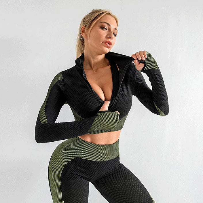 Ensemble survêtement femme 3 pièces avec legging taille haute et veste zippée | Ensemble athleisure élégant avec haut court, legging et veste zippée | Ensemble legging taille haute et haut court pour femmes actives | Survêtement 3 pièces confortable et respirant pour l'entraînement | Ensemble survêtement femme polyvalent pour la salle de sport et le quotidien | Tenue tendance avec veste zippée et legging pour femmes | Ensemble activewear 3 pièces élégant avec legging taille haute | Ensemble athleisure flatt