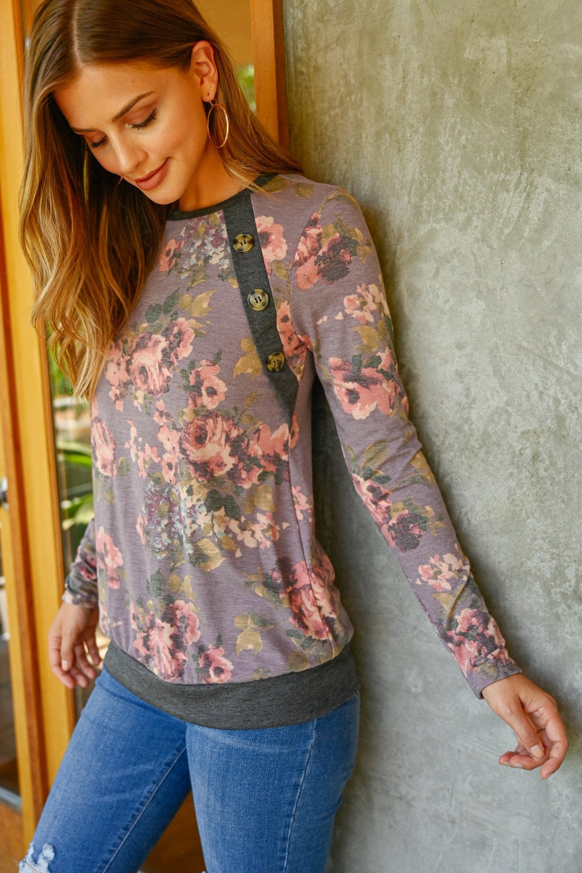 Haut à manches longues floral | Haut féminin avec boutons décoratifs | Haut élégant à imprimé floral pour femmes | Top à manches longues avec motif fleuri | Haut d'automne à manches longues et fleurs | Vêtement confortable à imprimé floral pour femmes | Haut chic avec boutons pour look décontracté | Haut floral à manches longues et détails élégants | Haut à imprimé floral tendance pour un look féminin | Top printanier avec manches longues et boutons
