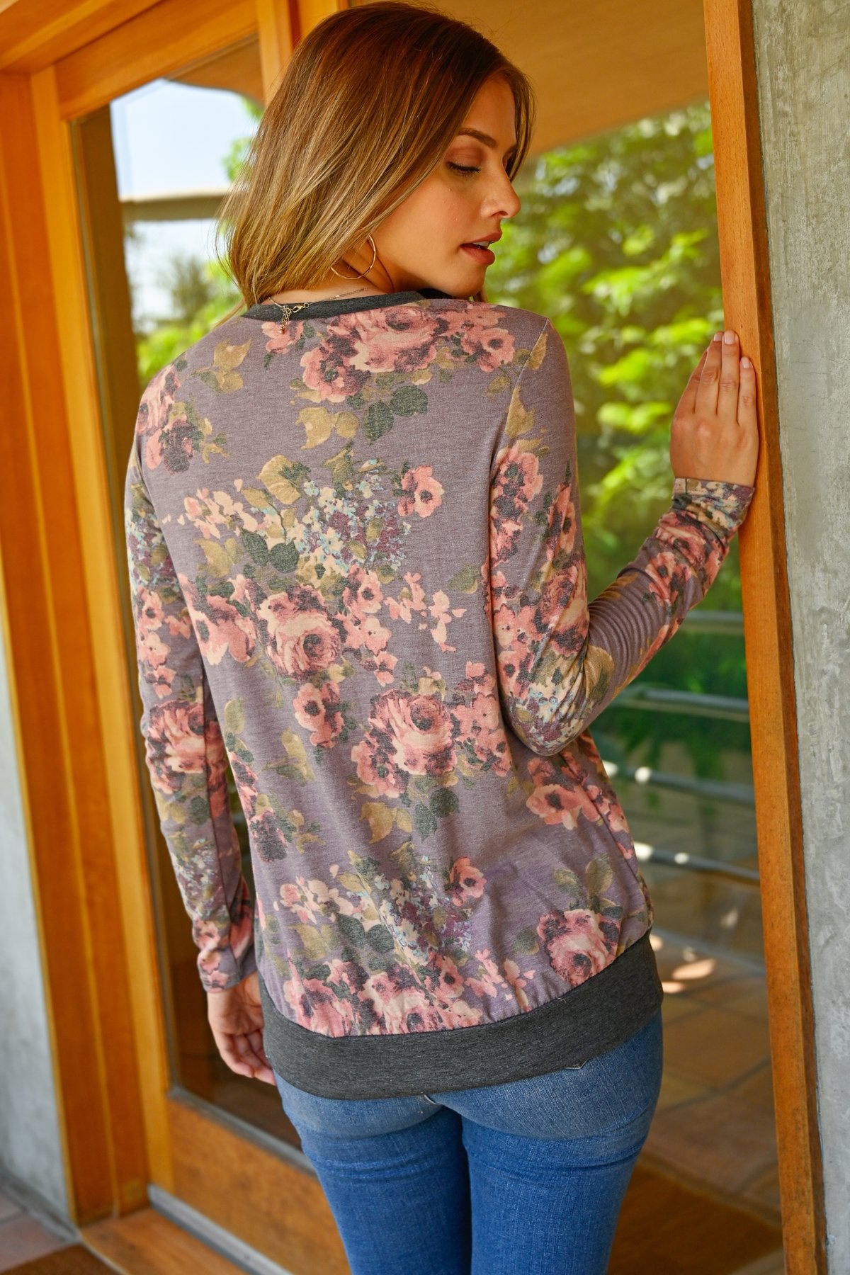 Haut à manches longues floral | Haut féminin avec boutons décoratifs | Haut élégant à imprimé floral pour femmes | Top à manches longues avec motif fleuri | Haut d'automne à manches longues et fleurs | Vêtement confortable à imprimé floral pour femmes | Haut chic avec boutons pour look décontracté | Haut floral à manches longues et détails élégants | Haut à imprimé floral tendance pour un look féminin | Top printanier avec manches longues et boutons