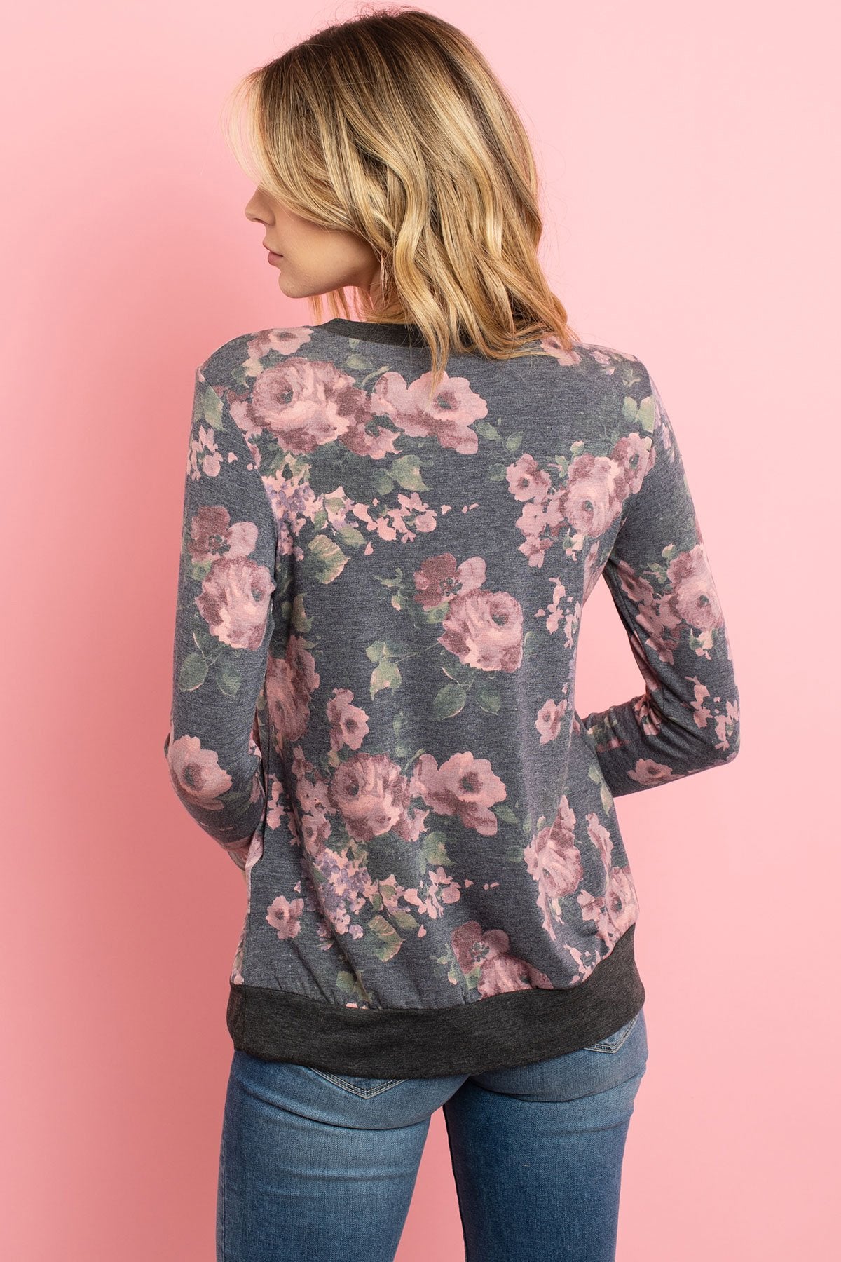 Haut à manches longues floral | Haut féminin avec boutons décoratifs | Haut élégant à imprimé floral pour femmes | Top à manches longues avec motif fleuri | Haut d'automne à manches longues et fleurs | Vêtement confortable à imprimé floral pour femmes | Haut chic avec boutons pour look décontracté | Haut floral à manches longues et détails élégants | Haut à imprimé floral tendance pour un look féminin | Top printanier avec manches longues et boutons