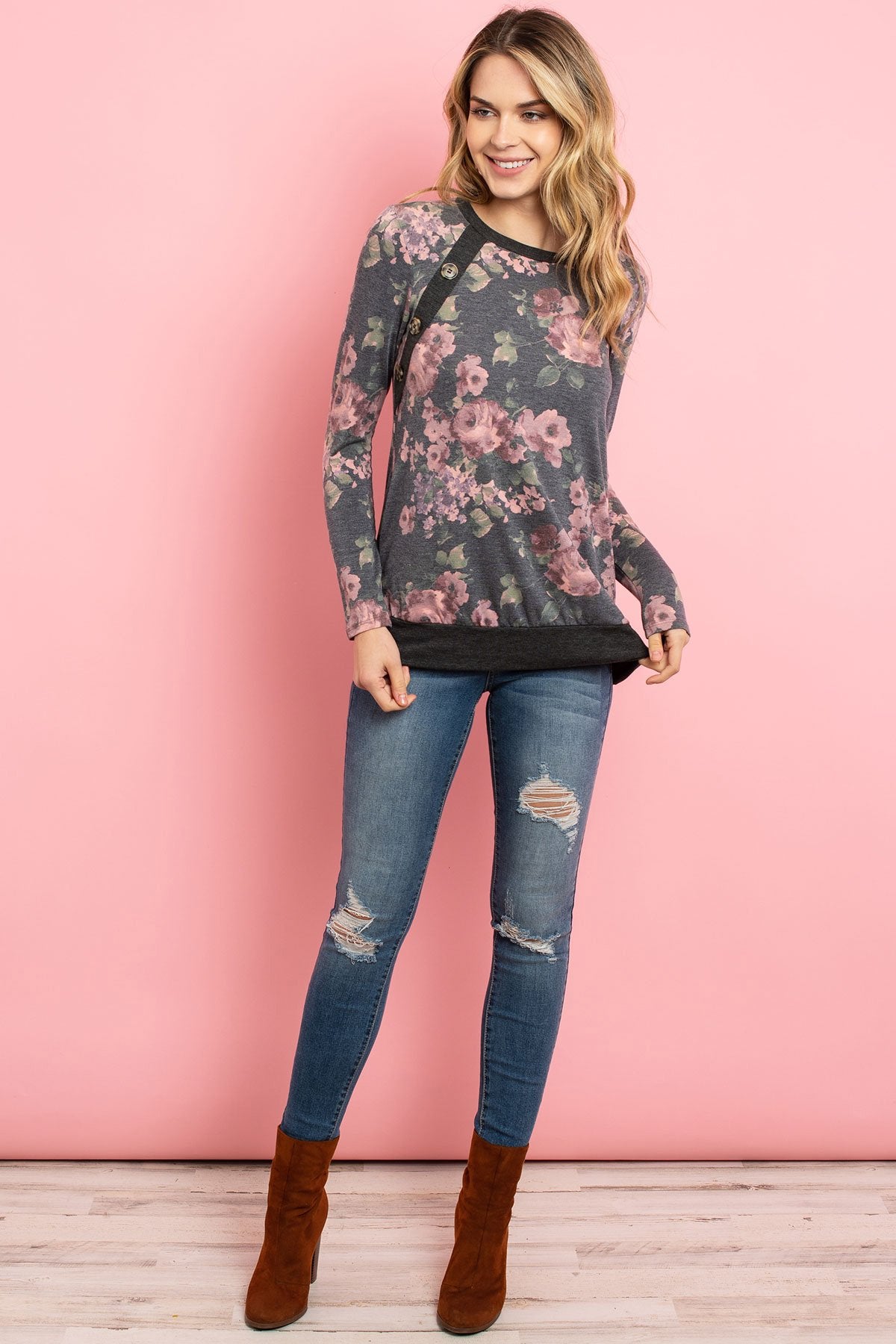 Haut à manches longues floral | Haut féminin avec boutons décoratifs | Haut élégant à imprimé floral pour femmes | Top à manches longues avec motif fleuri | Haut d'automne à manches longues et fleurs | Vêtement confortable à imprimé floral pour femmes | Haut chic avec boutons pour look décontracté | Haut floral à manches longues et détails élégants | Haut à imprimé floral tendance pour un look féminin | Top printanier avec manches longues et boutons