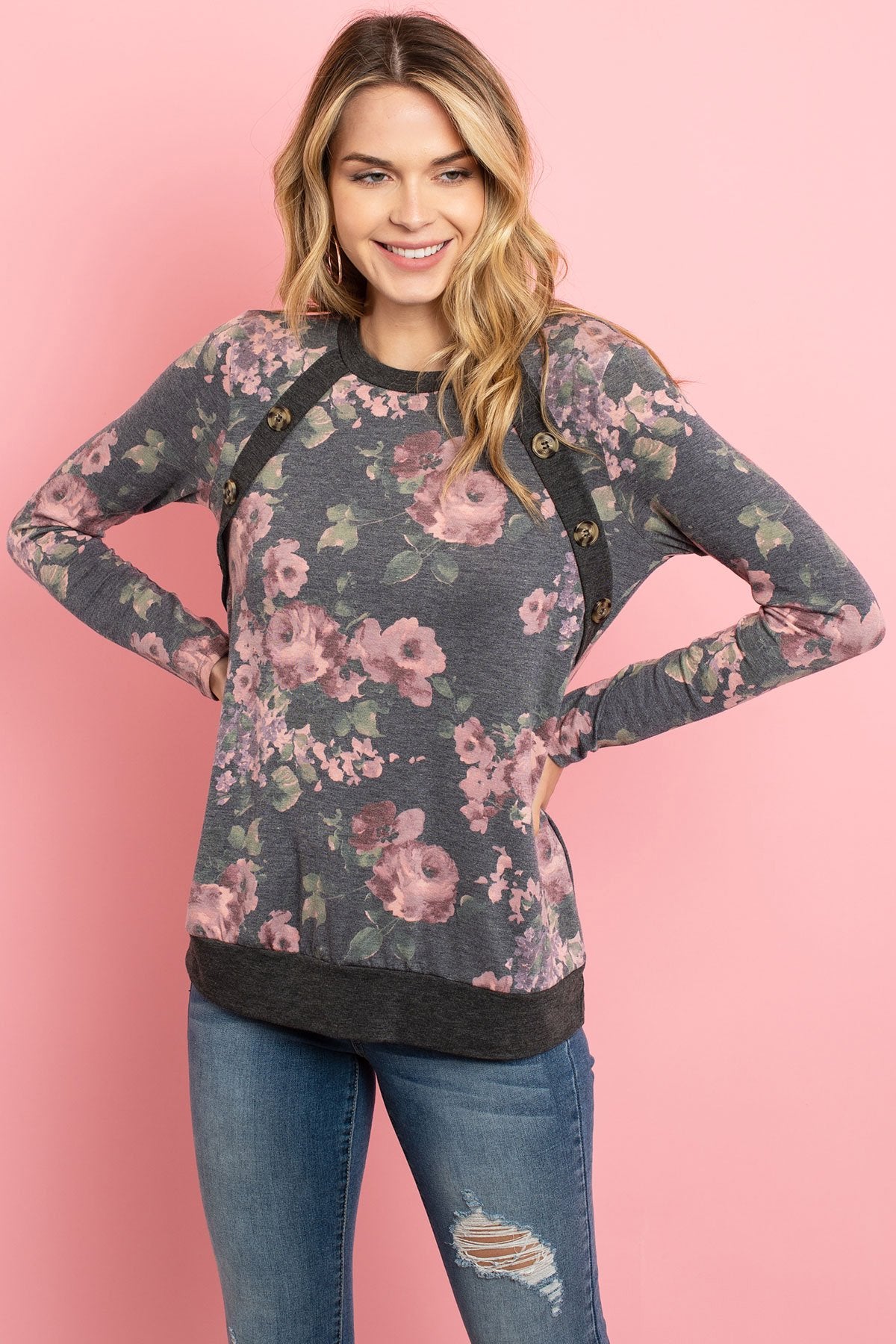 Haut à manches longues floral | Haut féminin avec boutons décoratifs | Haut élégant à imprimé floral pour femmes | Top à manches longues avec motif fleuri | Haut d'automne à manches longues et fleurs | Vêtement confortable à imprimé floral pour femmes | Haut chic avec boutons pour look décontracté | Haut floral à manches longues et détails élégants | Haut à imprimé floral tendance pour un look féminin | Top printanier avec manches longues et boutons