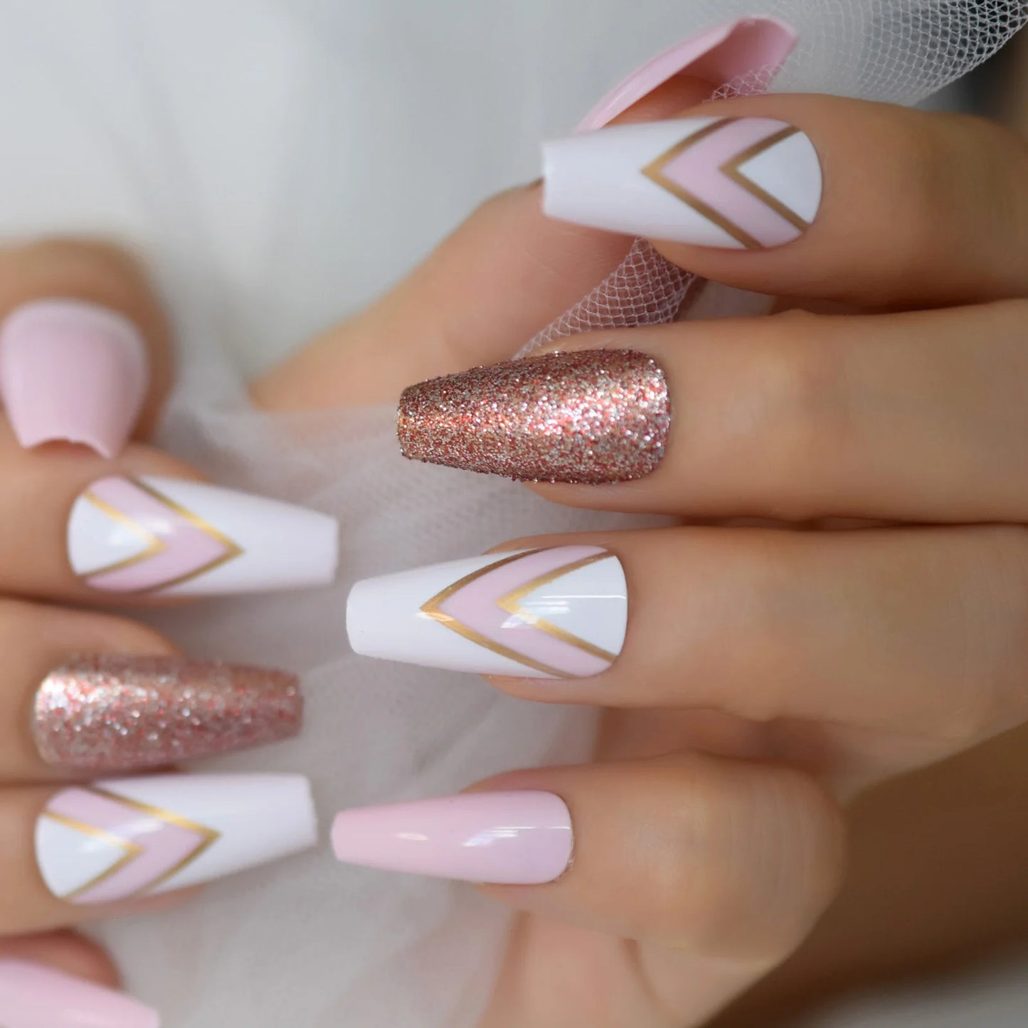 Faux ongles cercueil gris à coller, mi-longs, avec motifs