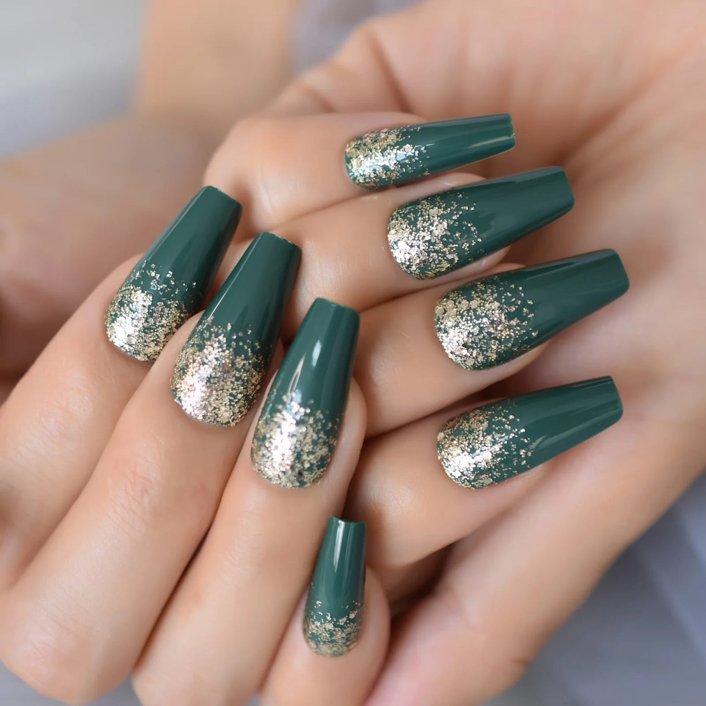 Faux ongles cercueil gris à coller, mi-longs, avec motifs