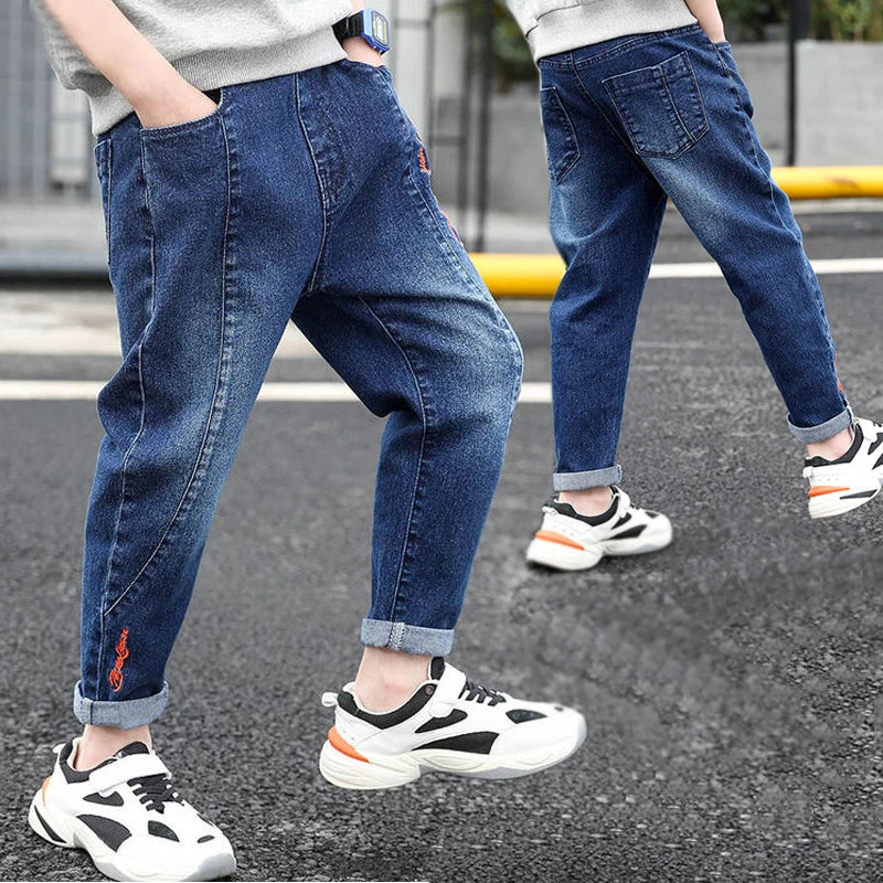 Jean slim droit garçon 4–11 ans | Pantalon en denim enfant coupe droite | Jean classique pour garçon style slim | Jean ajusté garçon résistant et confortable | Pantalon denim basique pour garçon | Jean enfant 4 à 11 ans taille ajustable | Jean slim décontracté pour garçon | Vêtements en jean durables pour enfants | Jean pour garçon facile à assortir | Pantalon jeans garçon look classique