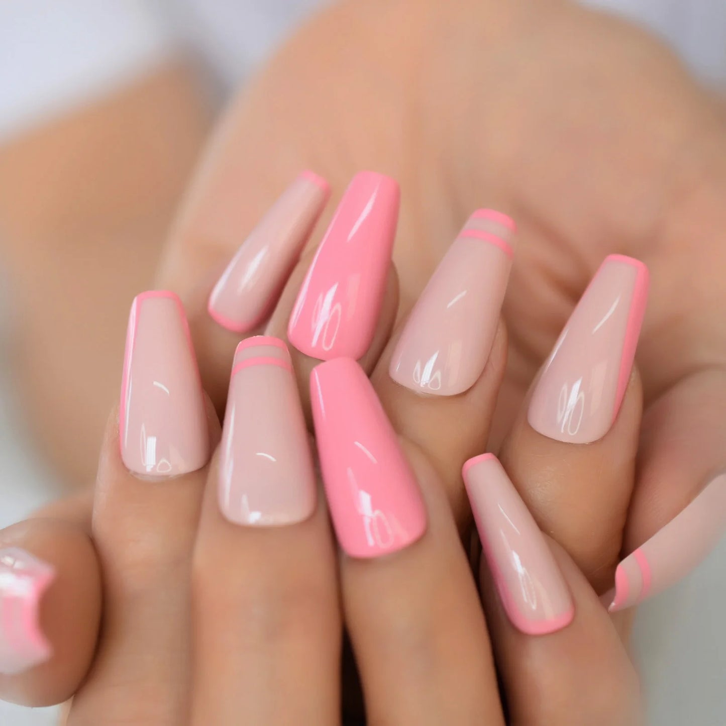 Faux ongles cercueil gris à coller, mi-longs, avec motifs