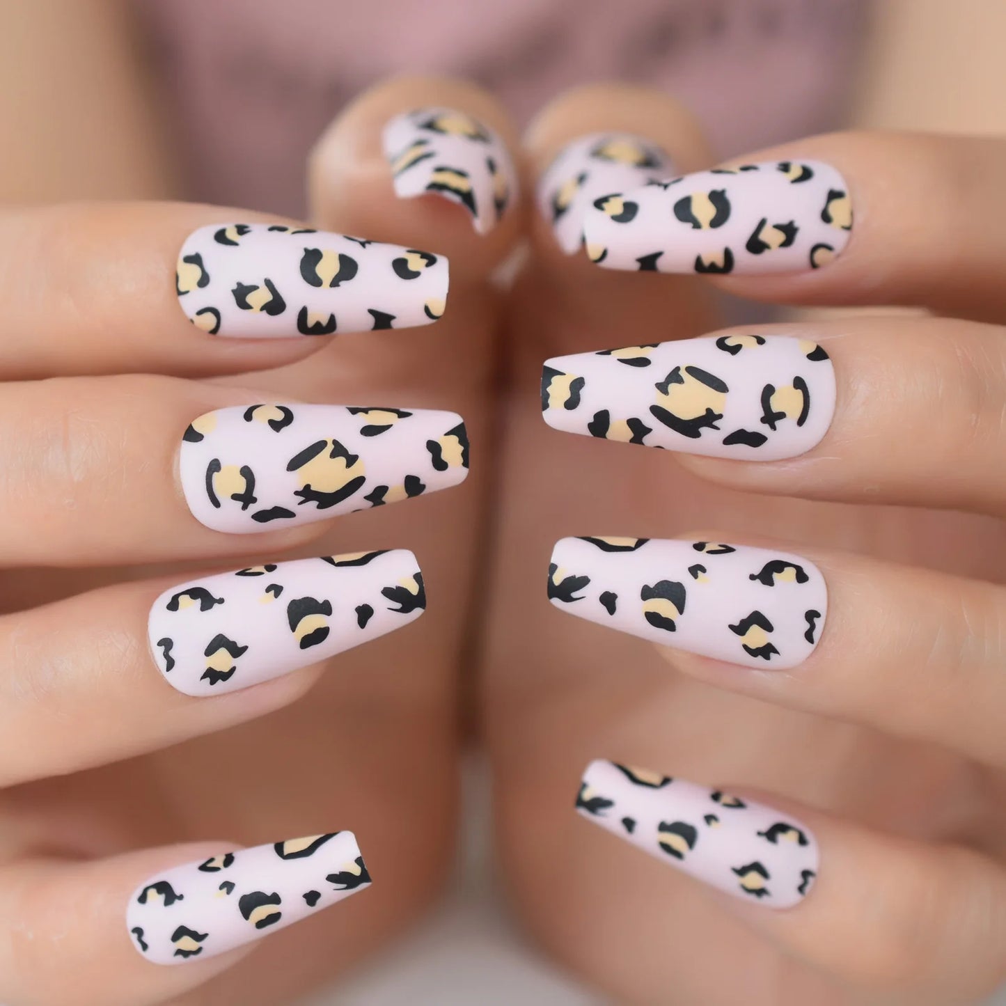 Faux ongles cercueil gris à coller, mi-longs, avec motifs