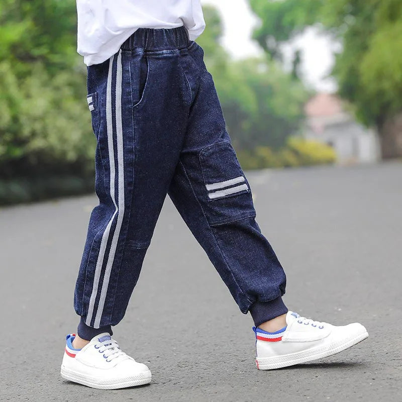 Jean slim droit garçon 4–11 ans | Pantalon en denim enfant coupe droite | Jean classique pour garçon style slim | Jean ajusté garçon résistant et confortable | Pantalon denim basique pour garçon | Jean enfant 4 à 11 ans taille ajustable | Jean slim décontracté pour garçon | Vêtements en jean durables pour enfants | Jean pour garçon facile à assortir | Pantalon jeans garçon look classique
