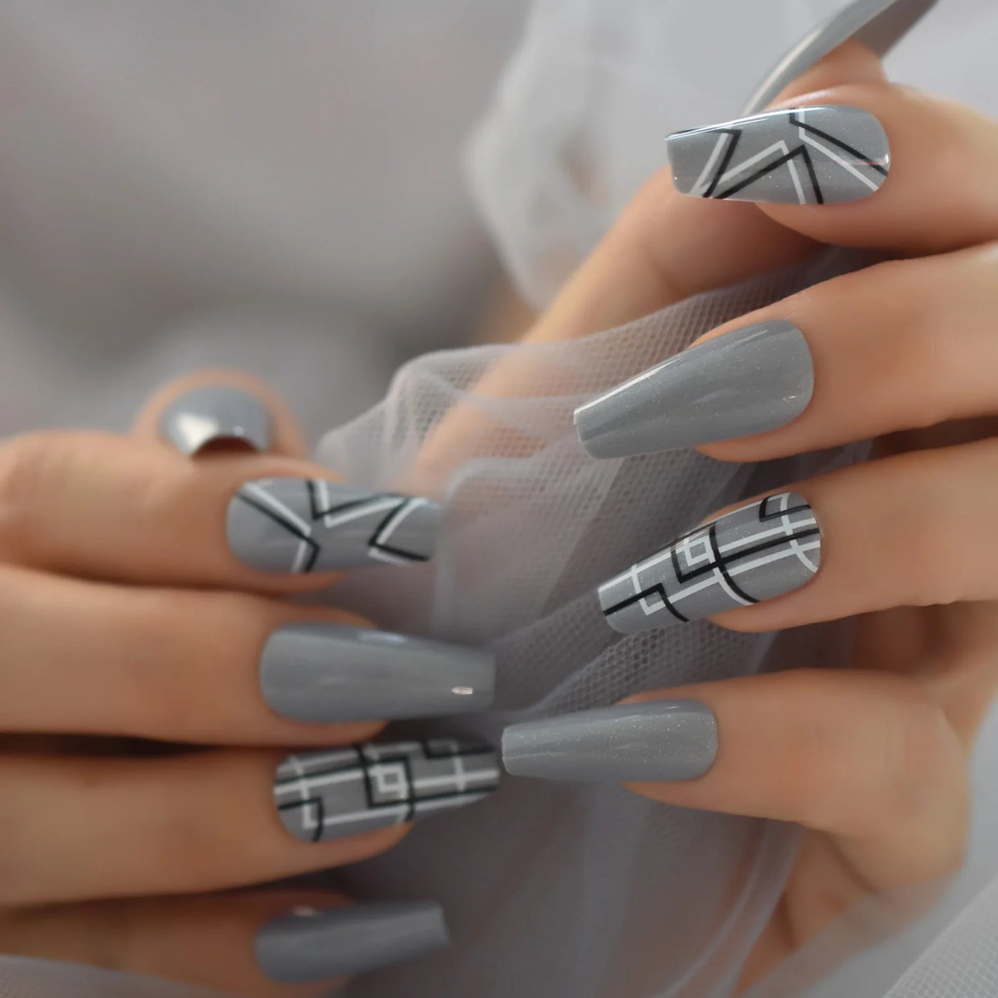 Faux ongles cercueil gris à coller, mi-longs, avec motifs