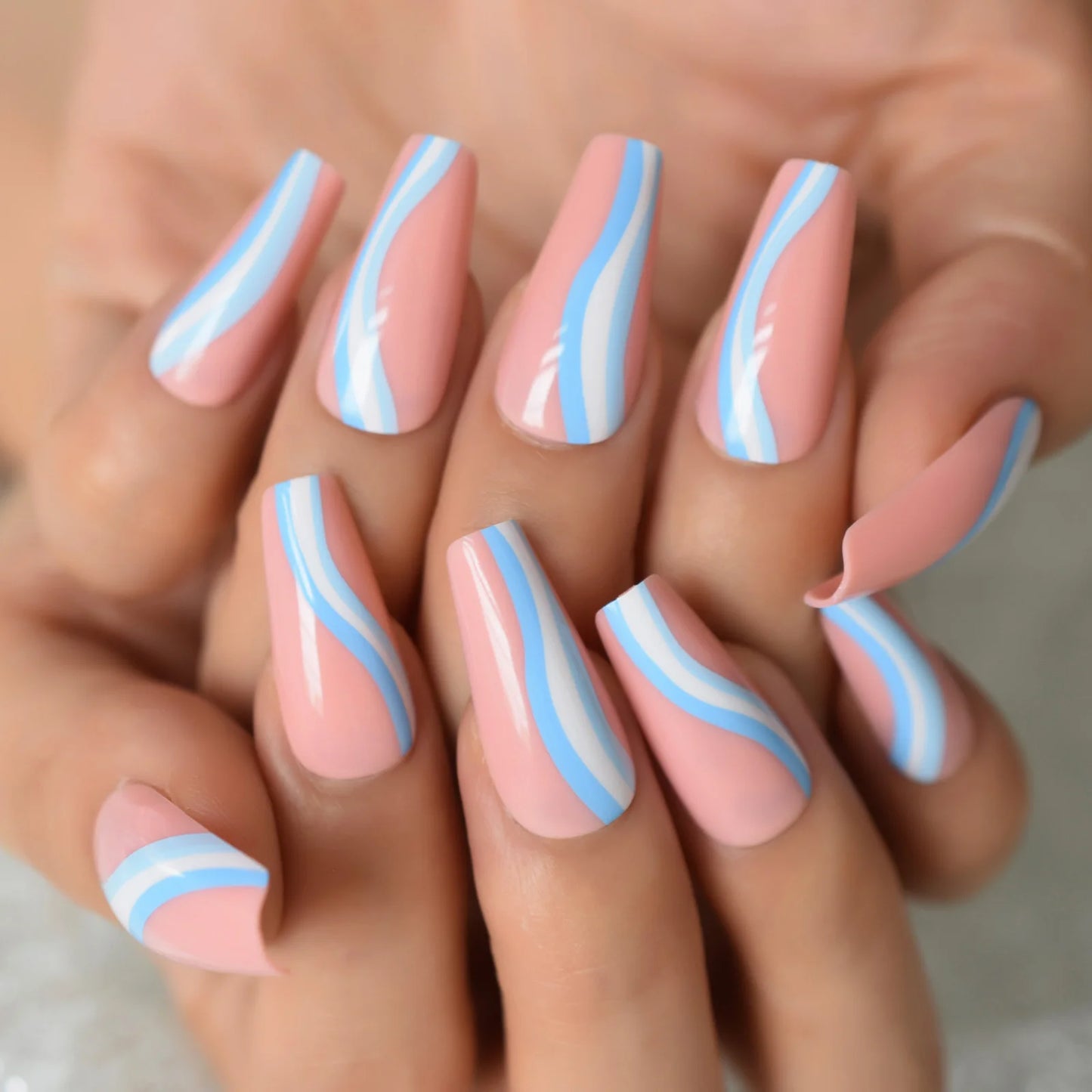 Faux ongles cercueil gris à coller, mi-longs, avec motifs