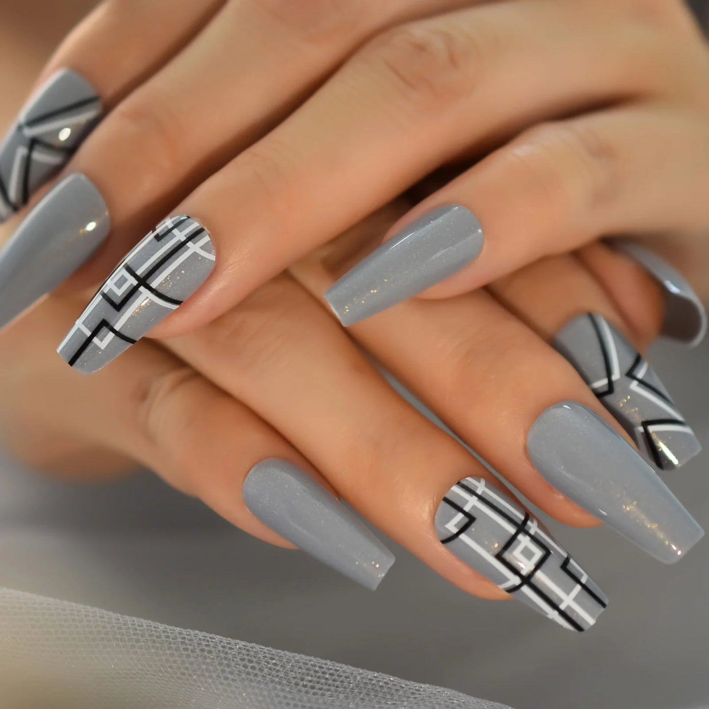 Faux ongles cercueil gris à coller, mi-longs, avec motifs