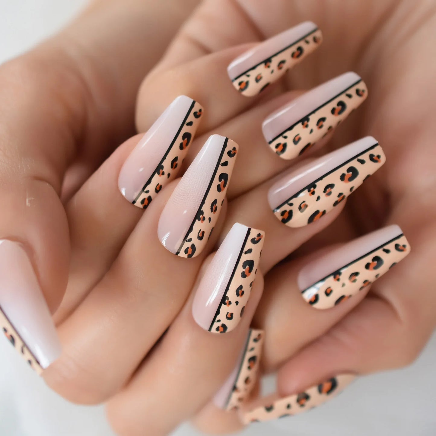 Faux ongles cercueil gris à coller, mi-longs, avec motifs