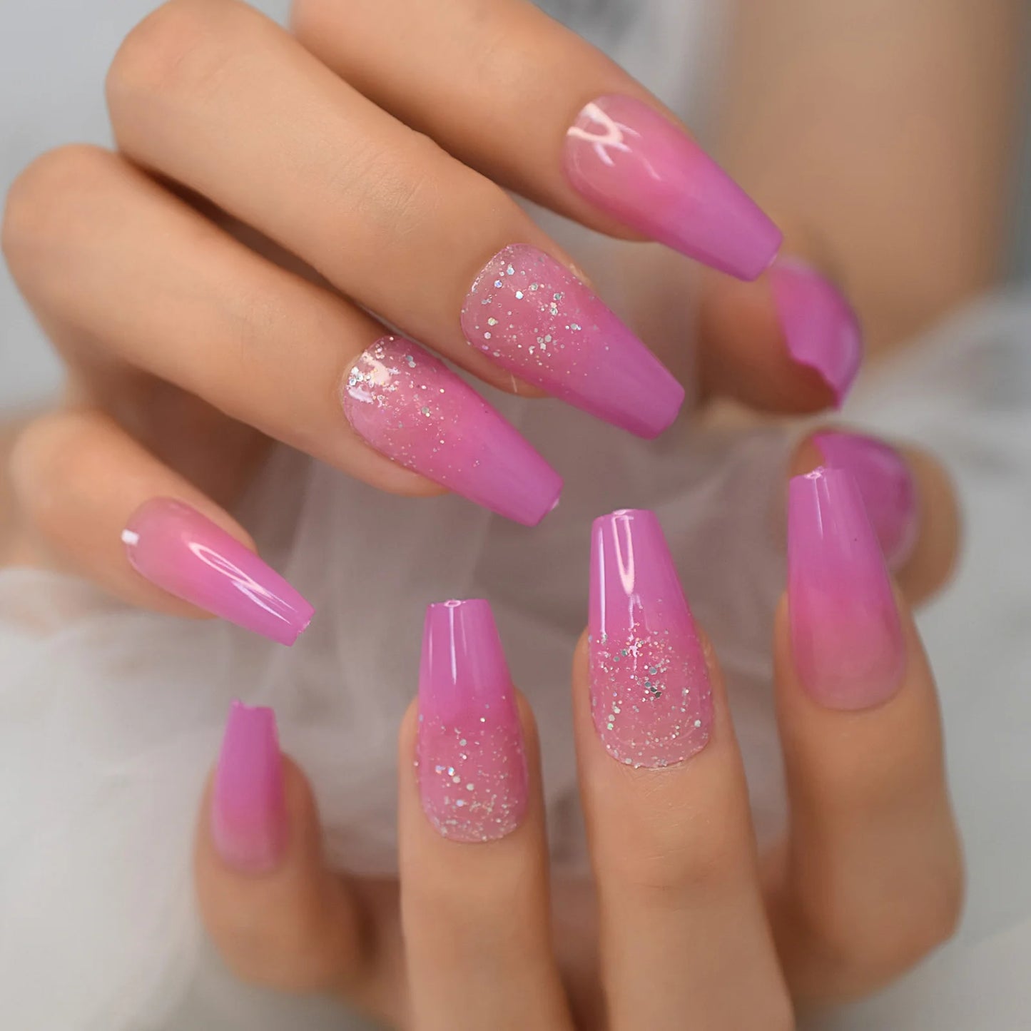 Faux ongles cercueil gris à coller, mi-longs, avec motifs