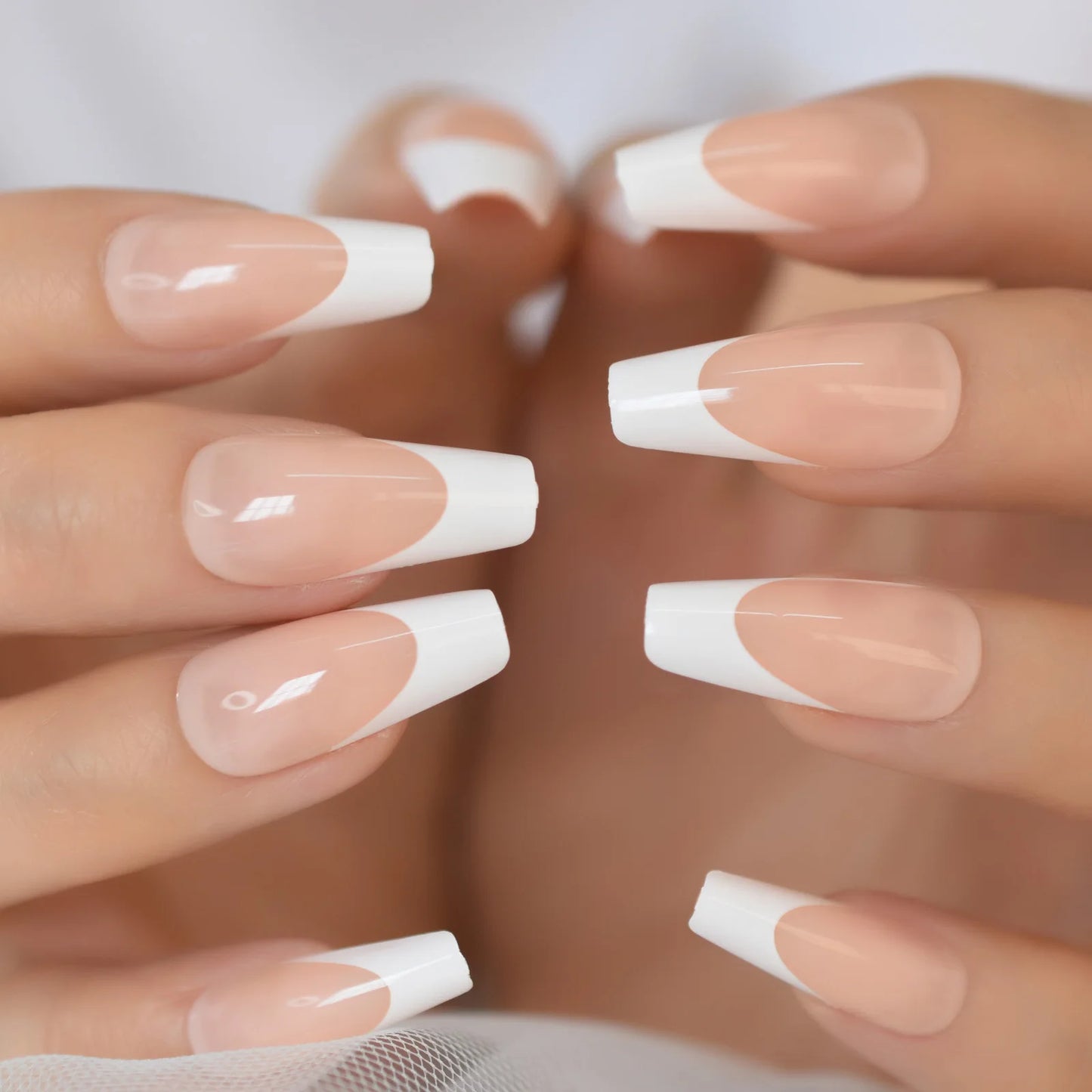 Faux ongles cercueil gris à coller, mi-longs, avec motifs