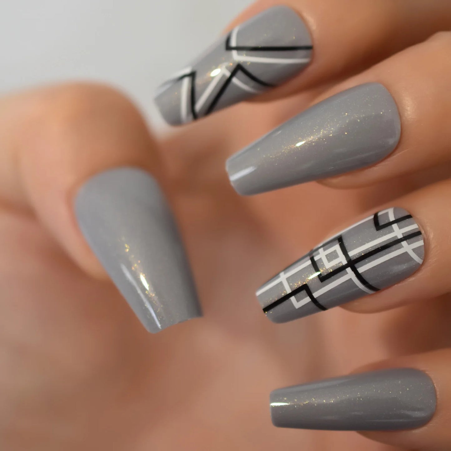 Faux ongles cercueil gris à coller, mi-longs, avec motifs