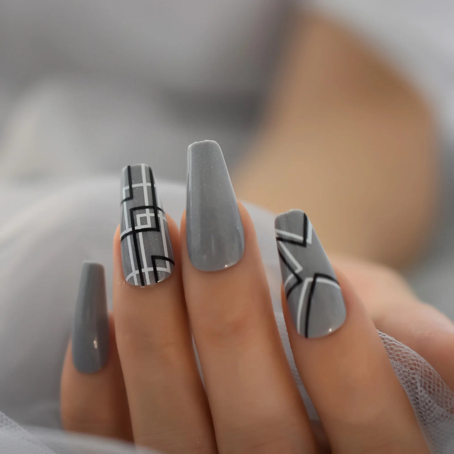 Faux ongles cercueil gris à coller, mi-longs, avec motifs