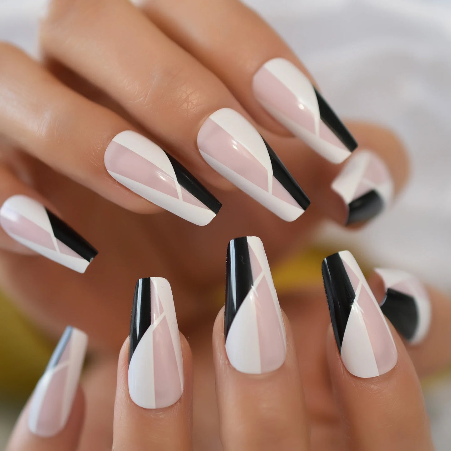 Faux ongles cercueil gris à coller, mi-longs, avec motifs