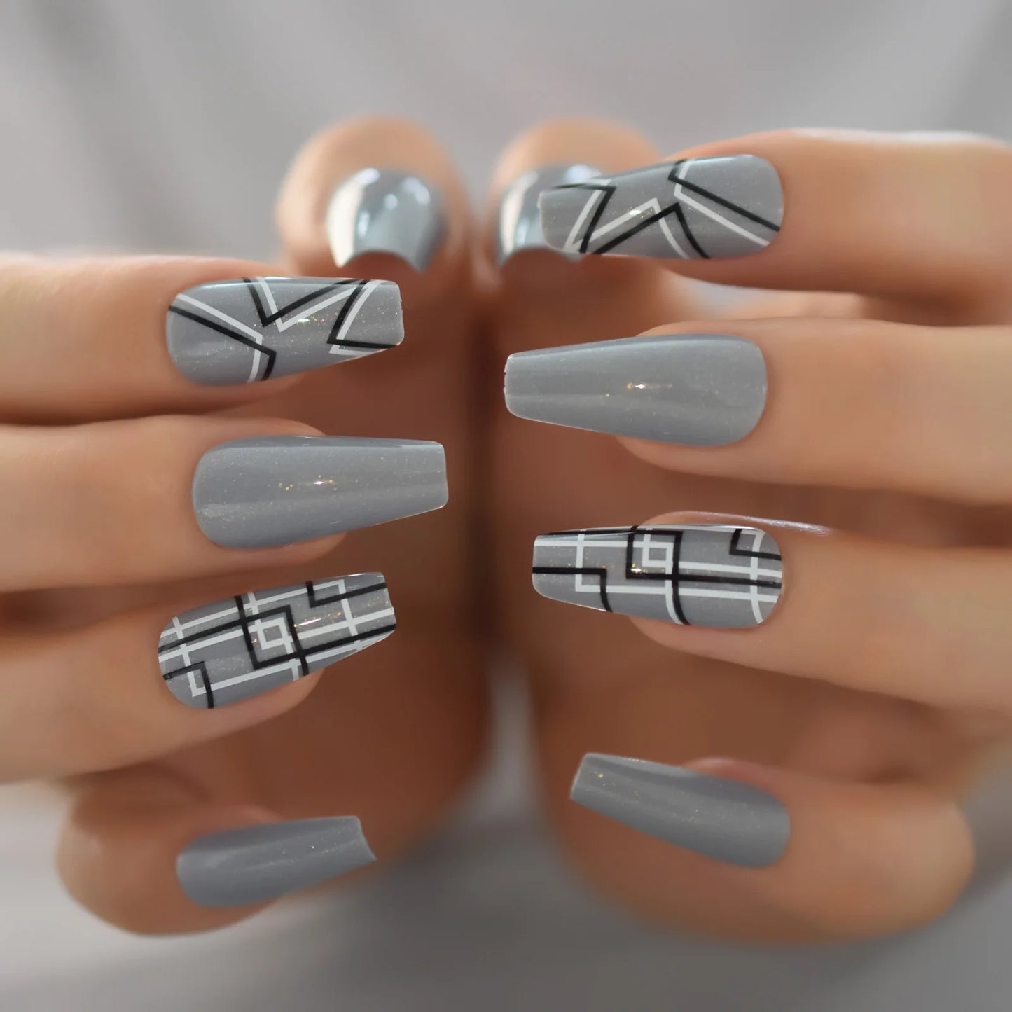 Faux ongles cercueil gris à coller, mi-longs, avec motifs
