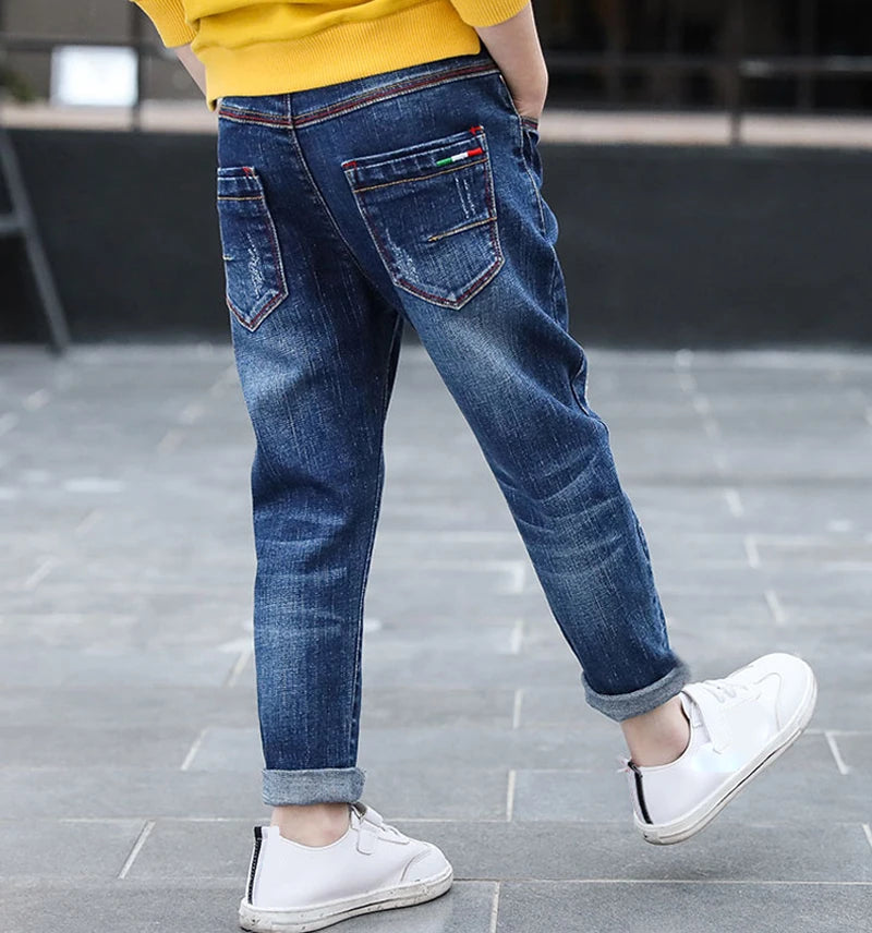 Jean slim droit garçon 4–11 ans | Pantalon en denim enfant coupe droite | Jean classique pour garçon style slim | Jean ajusté garçon résistant et confortable | Pantalon denim basique pour garçon | Jean enfant 4 à 11 ans taille ajustable | Jean slim décontracté pour garçon | Vêtements en jean durables pour enfants | Jean pour garçon facile à assortir | Pantalon jeans garçon look classique