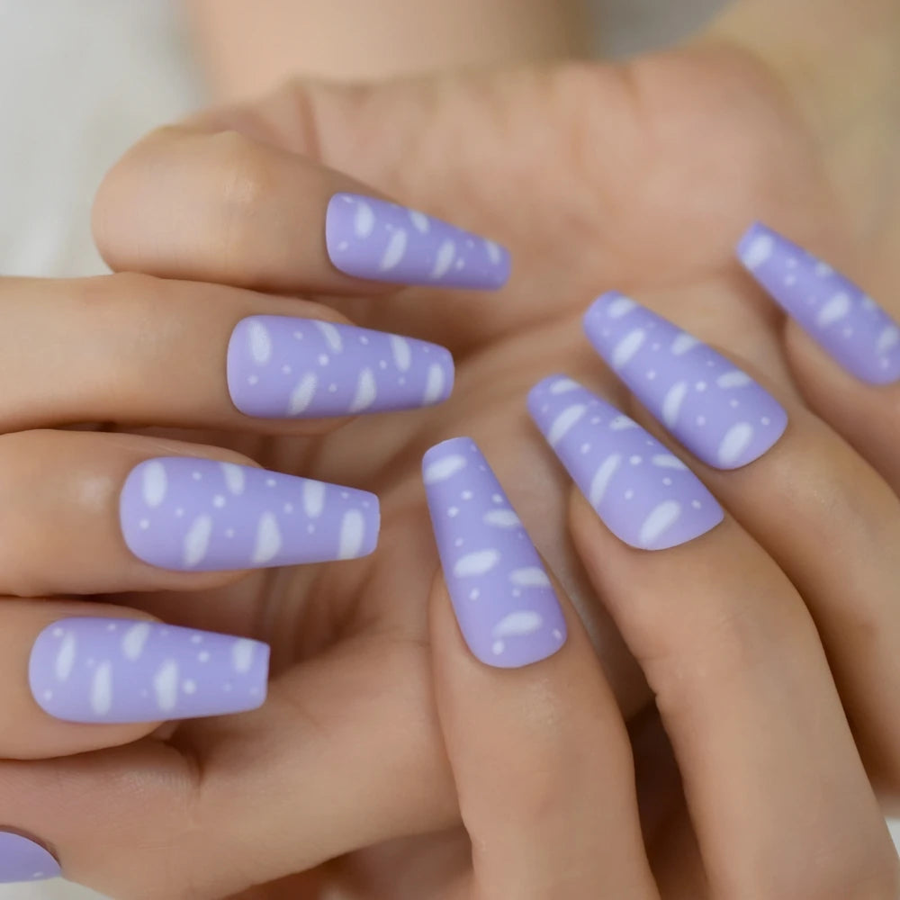 Faux ongles cercueil gris à coller, mi-longs, avec motifs