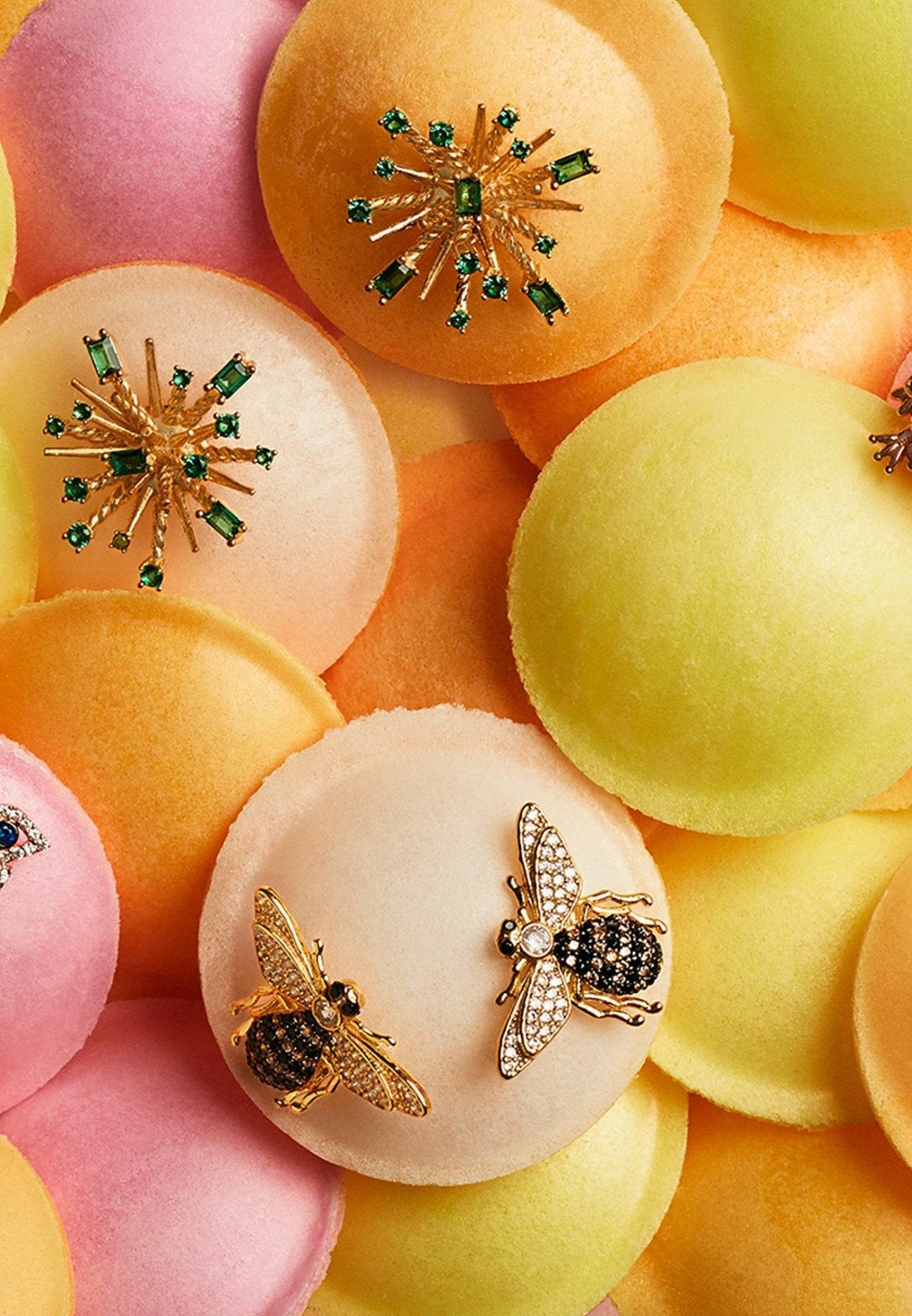 Boucles d'oreilles à tige en or avec abeille