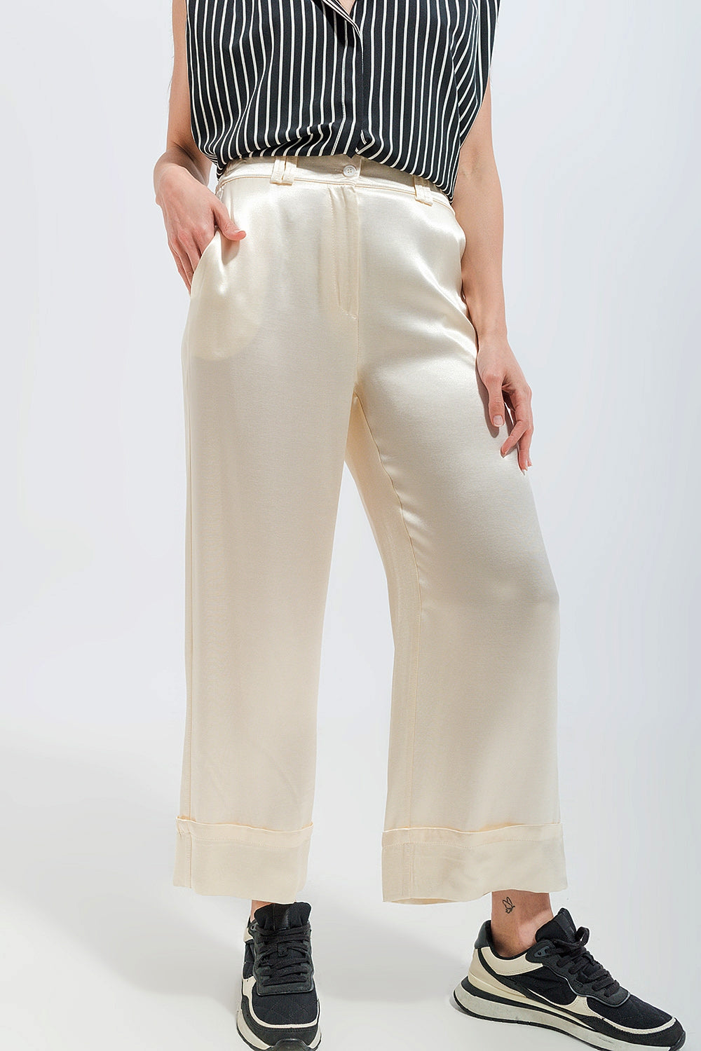 Pantalon large en satin crème élégant | Pantalon de soirée en satin crème | Pantalon large sophistiqué pour femme | Pantalon en satin pour look chic | Pantalon fluide en satin crème | Pantalon de costume élégant en satin | Pantalon de soirée taille haute satin | Pantalon large crème pour événement spécial | Pantalon chic et moderne en satin | Pantalon ample en satin crème pour look raffiné