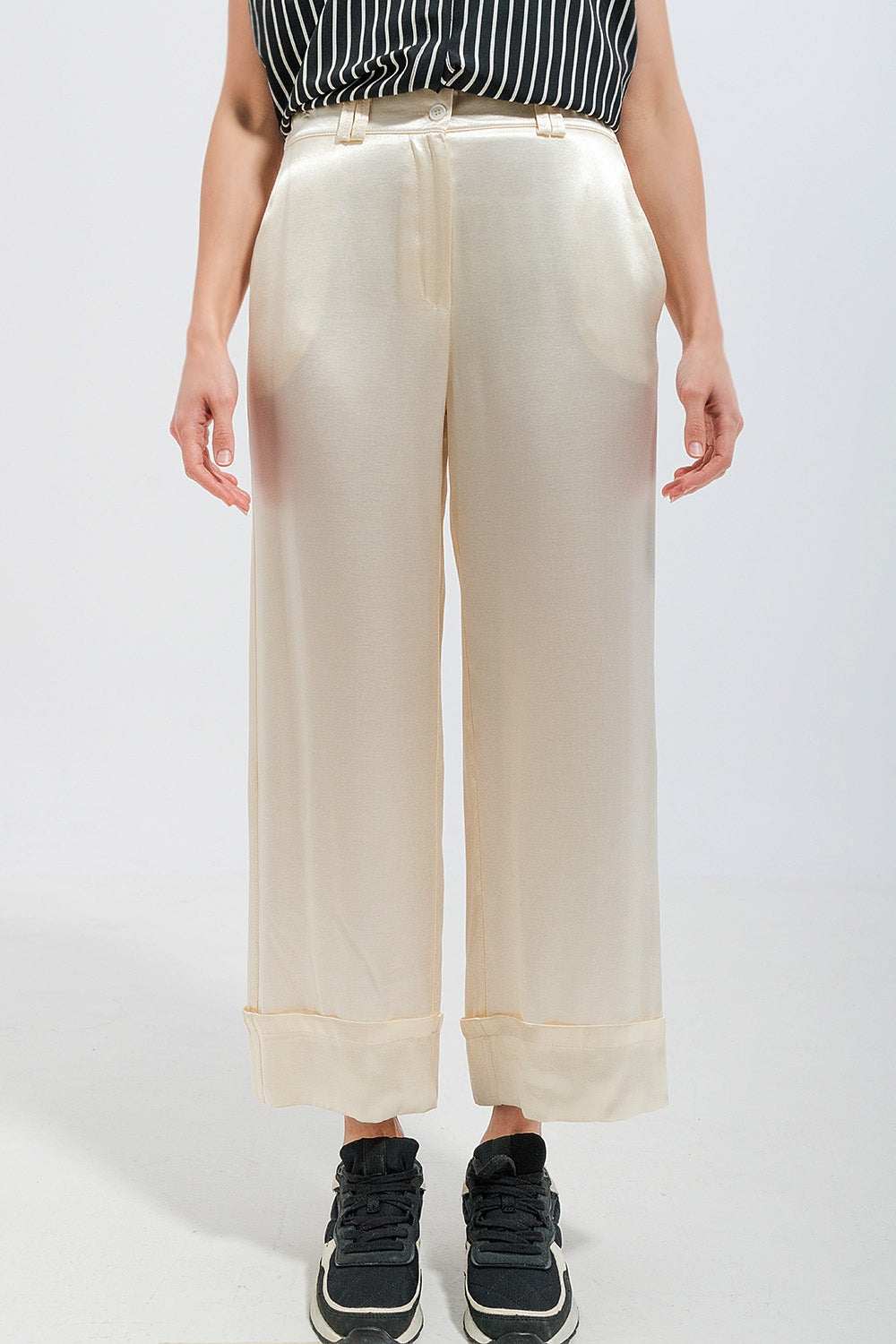 Pantalon large en satin crème élégant | Pantalon de soirée en satin crème | Pantalon large sophistiqué pour femme | Pantalon en satin pour look chic | Pantalon fluide en satin crème | Pantalon de costume élégant en satin | Pantalon de soirée taille haute satin | Pantalon large crème pour événement spécial | Pantalon chic et moderne en satin | Pantalon ample en satin crème pour look raffiné