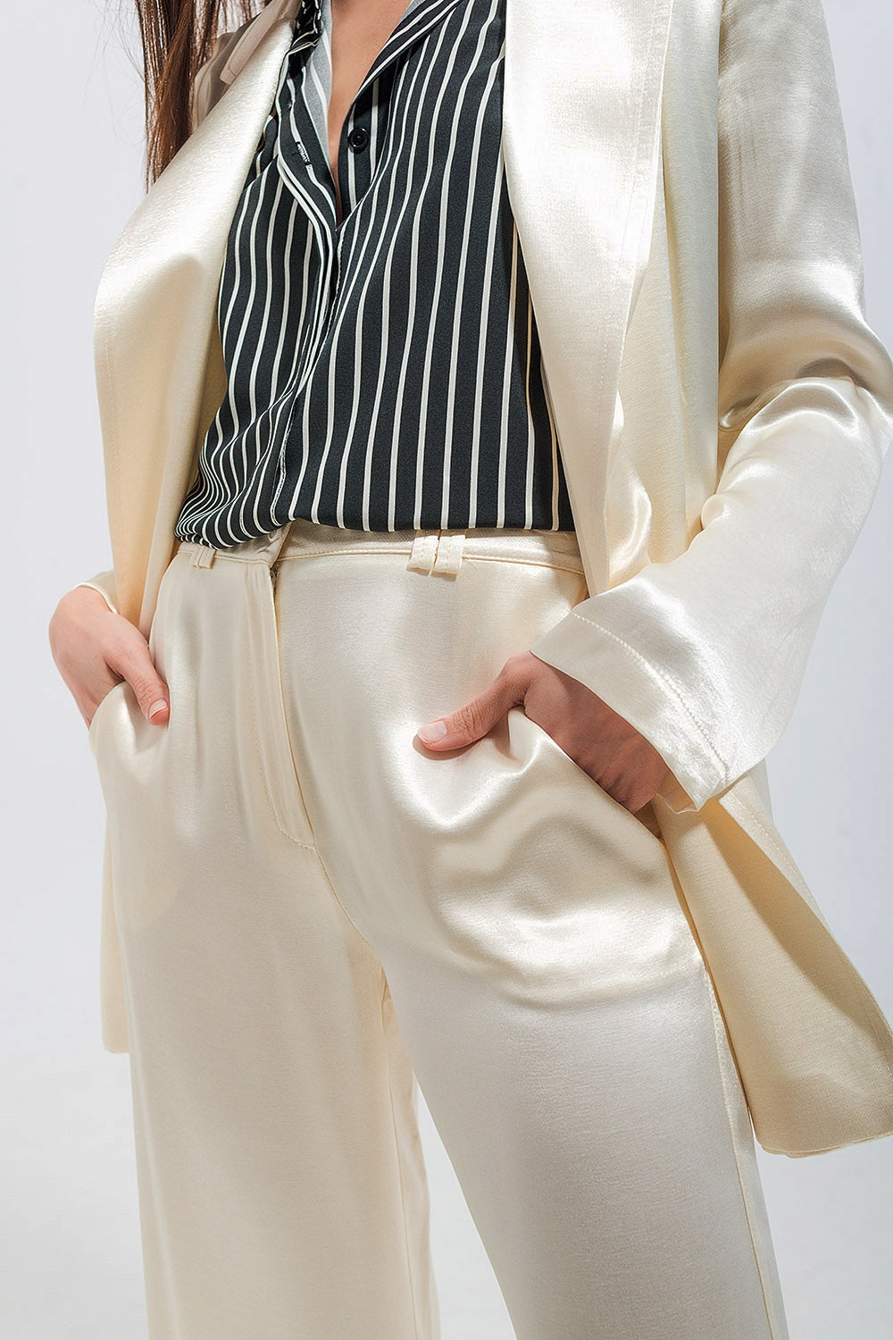 Pantalon large en satin crème élégant | Pantalon de soirée en satin crème | Pantalon large sophistiqué pour femme | Pantalon en satin pour look chic | Pantalon fluide en satin crème | Pantalon de costume élégant en satin | Pantalon de soirée taille haute satin | Pantalon large crème pour événement spécial | Pantalon chic et moderne en satin | Pantalon ample en satin crème pour look raffiné