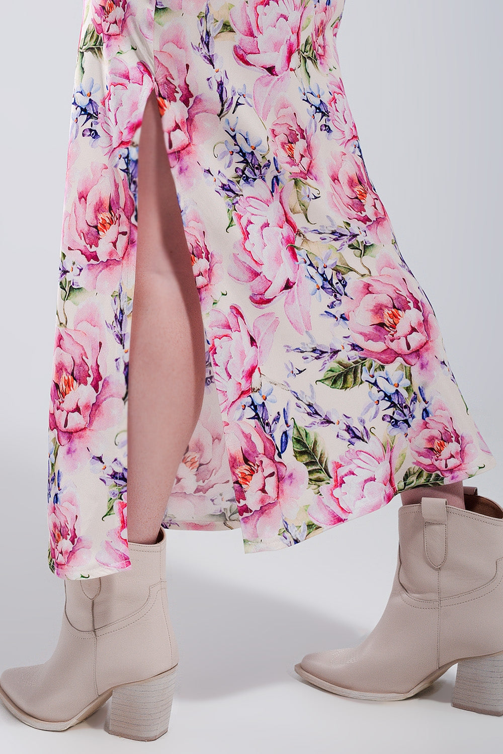 Robe mi-longue en satin à imprimé roses roses et dos en V