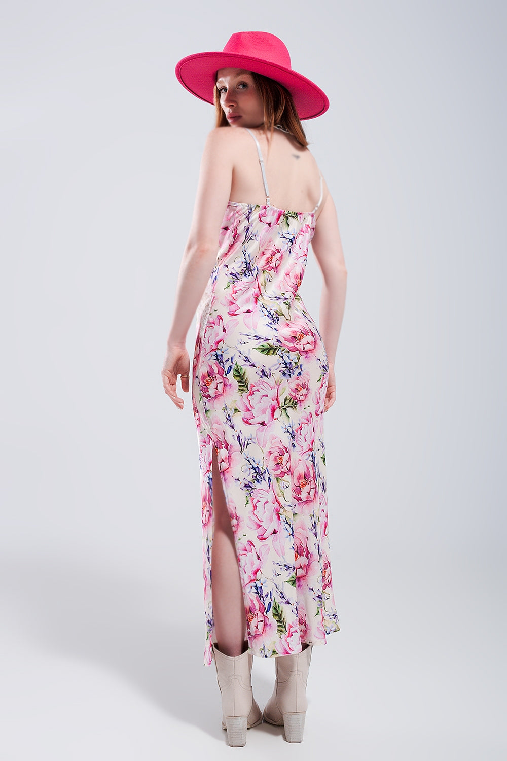 Robe mi-longue en satin à imprimé roses roses et dos en V