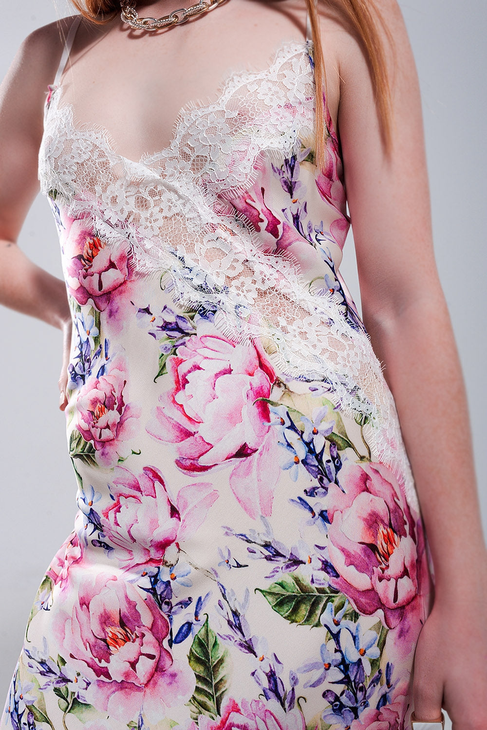 Robe mi-longue en satin à imprimé roses roses et dos en V