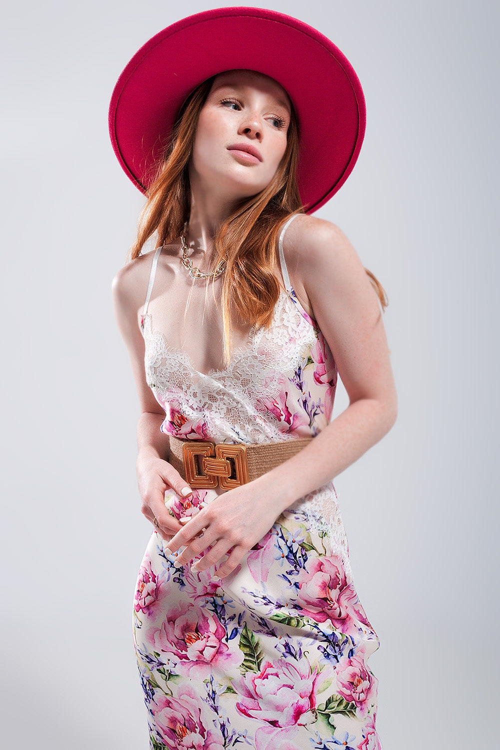Robe mi-longue en satin à imprimé roses roses et dos en V
