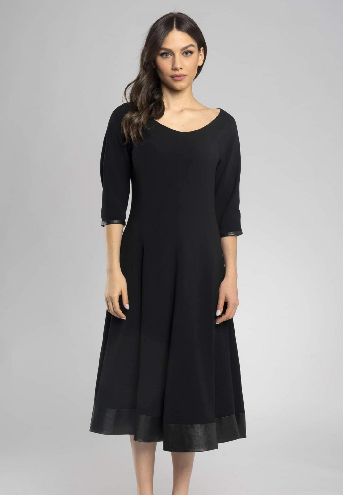 Robe mi-longue noire Giove - Style moderne et élégance féminine
