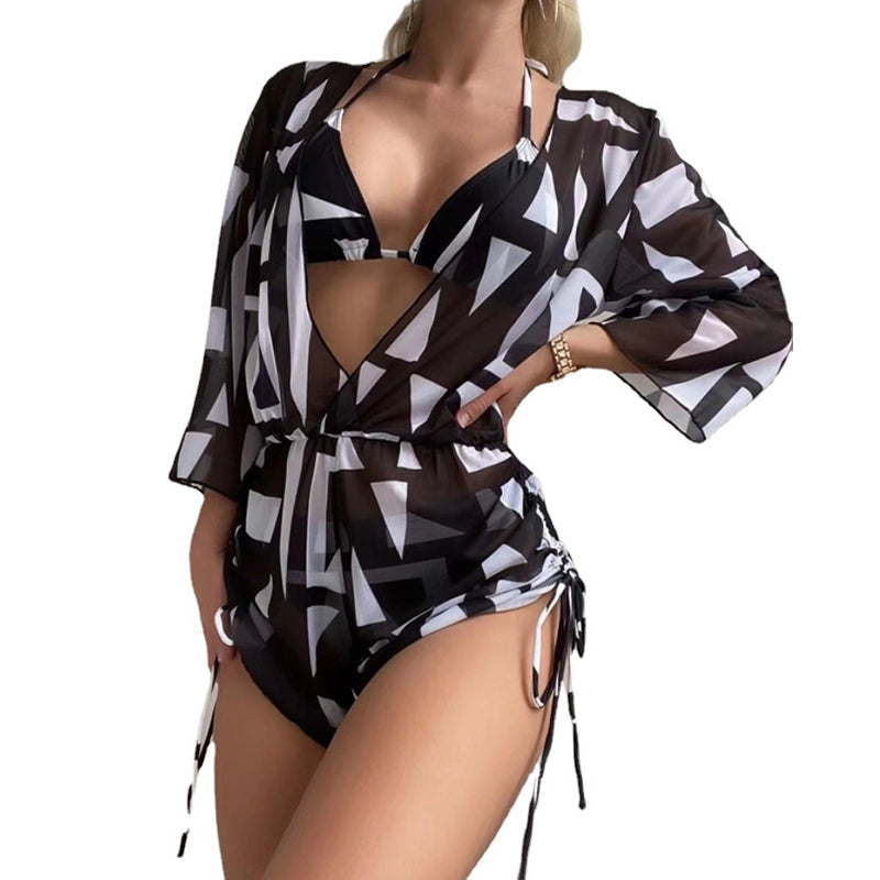 Ensemble bikini 3 pièces pour femme | Bikini élégant avec robe de plage assortie | Haut et bas de bikini ajustés pour un confort optimal | Ensemble de maillot de bain pour femme, parfait pour la plage | Bikini 3 pièces avec design féminin et moderne | Maillot de bain stylé pour des vacances au soleil | Bikini avec robe légère pour une couverture supplémentaire | Maillot de bain confortable, idéal pour l'été | Ensemble de bikini pour femme avec coupe ajustée | Maillot de bain 3 pièces élégant et polyvalent p